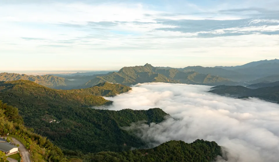 群山之間的晨光與雲海