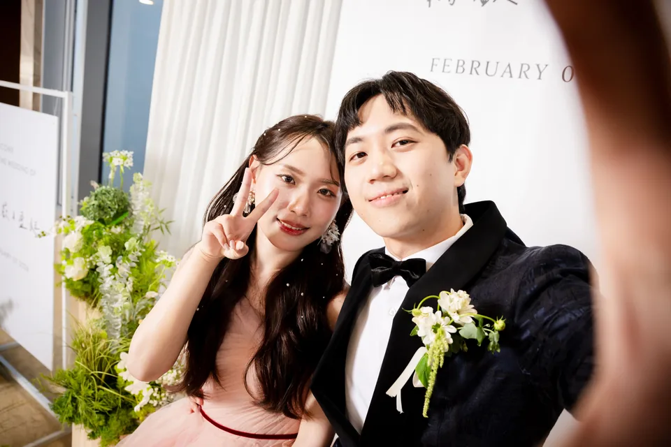 新人與賓客的婚禮合影